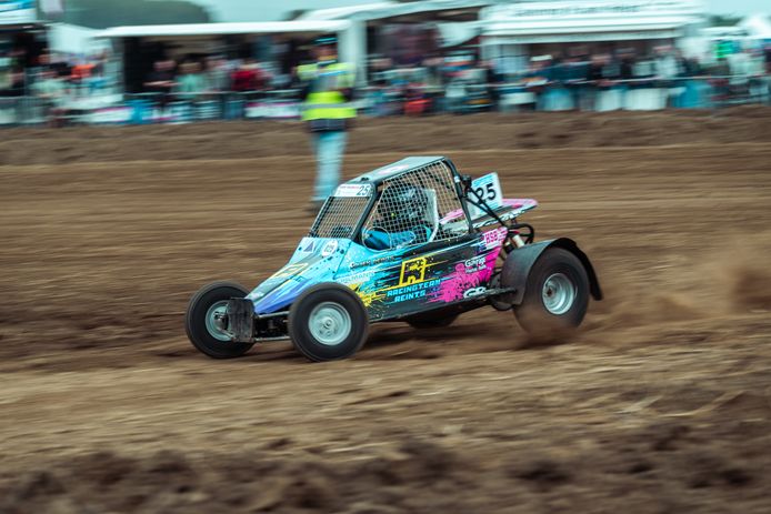 Henk Reints (links) werd meerdere keren Nederlands kampioen, net zoals zijn vrouw. Marcel Reints (rechts) won ook de nodige wedstrijden en Julien (midden) treedt nu in hun voetsporen.